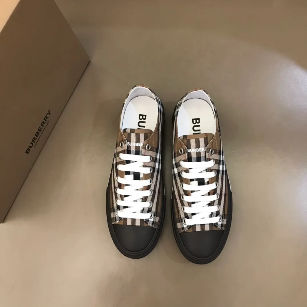 p400 "Burberr*" men's classic low-top sneakers, reinterpreted in Vintage check cotton material and decorated with a new brand logo. First-layer sheepskin lining, embossed Burberry logo on the heel, and original TPU outsole! Size: 38-44 No. 068